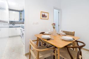 アルメリアにあるLa Casa Verdeの木製のテーブルと椅子のあるキッチンとダイニングルーム