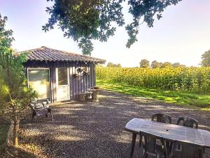 a picnic table in front of a small shed at Châlet en Gascogne in Vergoignan