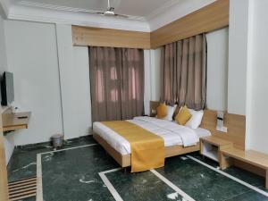インドールにあるThe Shell Hotelのベッドルーム1室(大型ベッド1台、黄色い枕付)