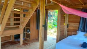 Cette chambre dispose d'un lit avec un hamac. dans l'établissement Relax House, à Ko Phayam