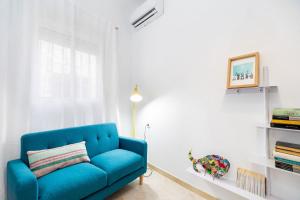 アルメリアにあるLa Casa Verdeの窓のあるリビングルームの青いソファ