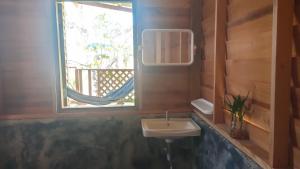 une salle de bain avec un lavabo et une fenêtre dans l'établissement Relax House, à Ko Phayam