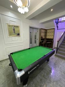 Biliár nebo kulečník v ubytování Lama Apartment & Suites