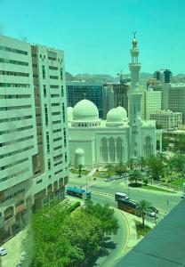 a large building with a mosque in a city at عمارة المحيسني in Makkah