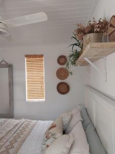 ein Schlafzimmer mit einem Bett und einem Fenster in der Unterkunft Mountain View - The Little Gem in Montagu