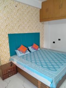 Ένα ή περισσότερα κρεβάτια σε δωμάτιο στο The Soulful Stay Varanasi +11 φωτογραφίες