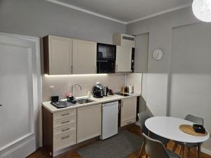 una piccola cucina con un lavello e un tavolo di Studio 72 a Sofia Altre 5 foto