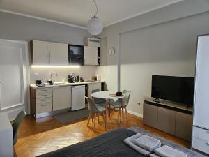una cucina con un tavolo e una piccola cucina con una sala da pranzo di Studio 72 a Sofia