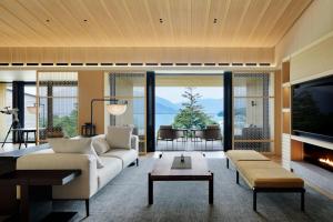 TV a/nebo společenská místnost v ubytování The Ritz-Carlton, Nikko