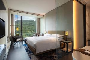 Postel nebo postele na pokoji v ubytování Renaissance Taipei Shihlin Hotel