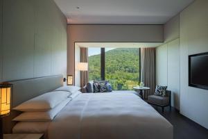 Postel nebo postele na pokoji v ubytování Renaissance Taipei Shihlin Hotel