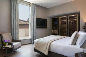 Postel nebo postele na pokoji v ubytování The Pantheon Iconic Rome Hotel, Autograph Collection