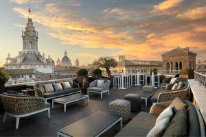 Posezení v ubytování The Pantheon Iconic Rome Hotel, Autograph Collection