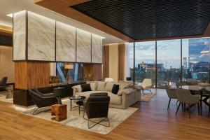 AC Hotel by Marriott Saltillo的休息区