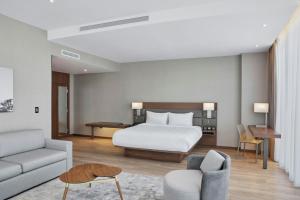 AC Hotel by Marriott Saltillo客房内的一张或多张床位