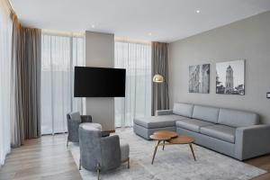 AC Hotel by Marriott Saltillo的电视和/或娱乐中心