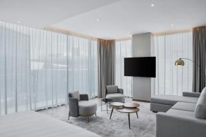 AC Hotel by Marriott Saltillo的电视和/或娱乐中心