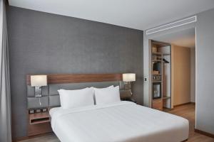 AC Hotel by Marriott Saltillo客房内的一张或多张床位
