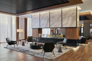 AC Hotel by Marriott Saltillo的休息区