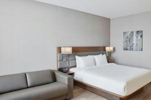 AC Hotel by Marriott Saltillo客房内的一张或多张床位