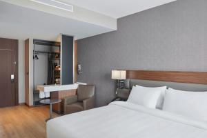 AC Hotel by Marriott Saltillo客房内的一张或多张床位