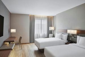 AC Hotel by Marriott Saltillo客房内的一张或多张床位