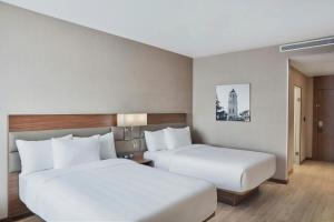 AC Hotel by Marriott Saltillo客房内的一张或多张床位