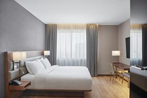AC Hotel by Marriott Saltillo客房内的一张或多张床位