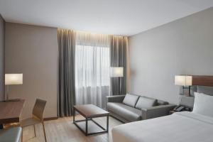 AC Hotel by Marriott Saltillo客房内的一张或多张床位