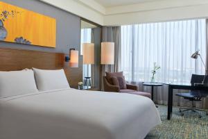 Postel nebo postele na pokoji v ubytování Renaissance Johor Bahru Hotel