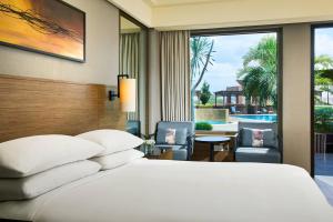 Bazén v ubytování Renaissance Johor Bahru Hotel nebo v jeho okolí