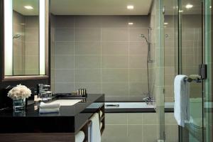 Koupelna v ubytování Renaissance Johor Bahru Hotel