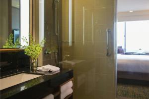 Koupelna v ubytování Renaissance Johor Bahru Hotel