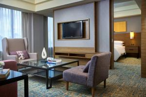 TV a/nebo společenská místnost v ubytování Renaissance Johor Bahru Hotel