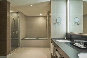 Koupelna v ubytování Renaissance Johor Bahru Hotel