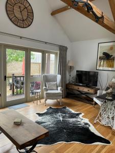 TV a/nebo společenská místnost v ubytování 3 BEDROOM 5* BARN CONVERSION COTSWOLDS