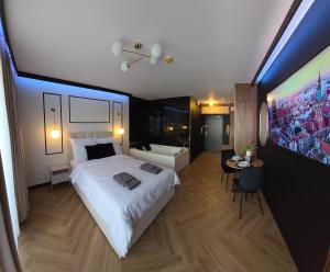 Un dormitorio con una cama grande y un televisor. en Motlava Romantic Loft - Jacuzzi, en Gdansk
