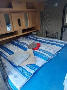 Postel nebo postele na pokoji v ubytování Gästehaus Kathi Campingplatz Buschcamper + 37 fotografií