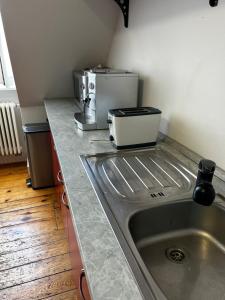 Quadrate Hostel Mannheim Z5 Denkmalschutz的厨房或小厨房