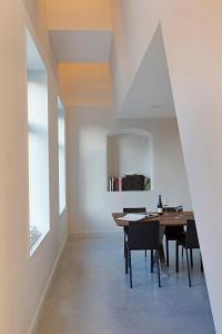 a dining room with a table and chairs at B&B Opus35 in Montzen