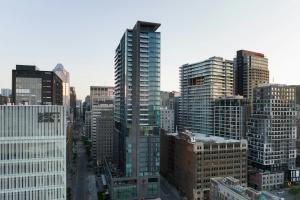 モントリオールにあるHONEYROSE Hotel, Montreal, a Tribute Portfolio Hotelの高層ビル群