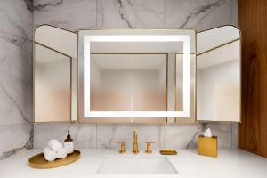 Foto da galeria de HONEYROSE Hotel, Montreal, a Tribute Portfolio Hotel em Montreal