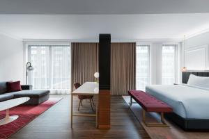 Cama ou camas em um quarto em HONEYROSE Hotel, Montreal, a Tribute Portfolio Hotel