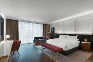 Cama ou camas em um quarto em HONEYROSE Hotel, Montreal, a Tribute Portfolio Hotel