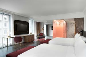 Uma TV ou centro de entretenimento em HONEYROSE Hotel, Montreal, a Tribute Portfolio Hotel