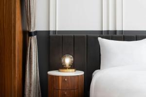 Cama ou camas em um quarto em HONEYROSE Hotel, Montreal, a Tribute Portfolio Hotel