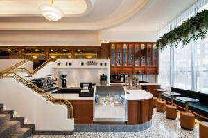 Uma área de estar em HONEYROSE Hotel, Montreal, a Tribute Portfolio Hotel
