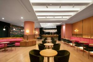 Uma área de estar em HONEYROSE Hotel, Montreal, a Tribute Portfolio Hotel