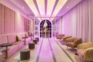 Uma área de estar em HONEYROSE Hotel, Montreal, a Tribute Portfolio Hotel