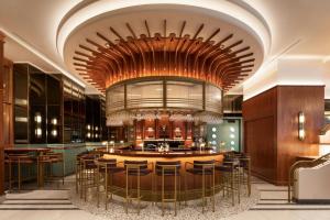 O lounge ou bar de HONEYROSE Hotel, Montreal, a Tribute Portfolio Hotel
